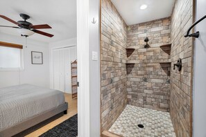 4 bedrooms, desk, free WiFi, bed sheets