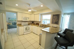 Mikrobølgeovn, ovn, kokeplater og oppvaskmaskin