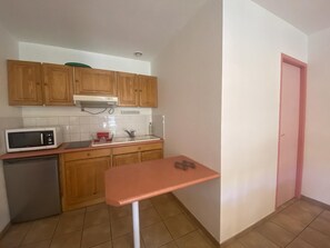 Réfrigérateur, micro-ondes, four