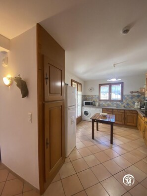 ثلاجة، ميكروويف، فرن، غسالة أطباق