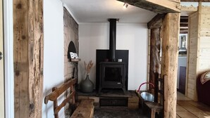 A cozy room with a fireplace, a bench, and a rustic wooden interior. - Formi-Dable - FORMIGUERES (FORMIGUERES)