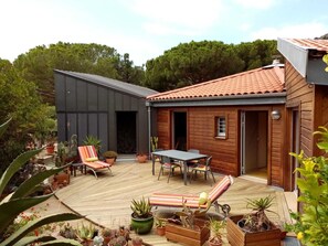 Outdoor dining - La Villa Andréanne- Gîte Vinya (PORT-VENDRES)