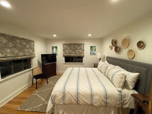 5 bedrooms, iron/ironing board, WiFi, bed sheets