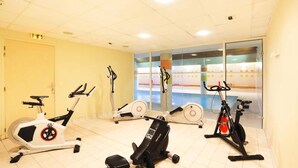 Ett gym med motionscyklar och crosstrainers.