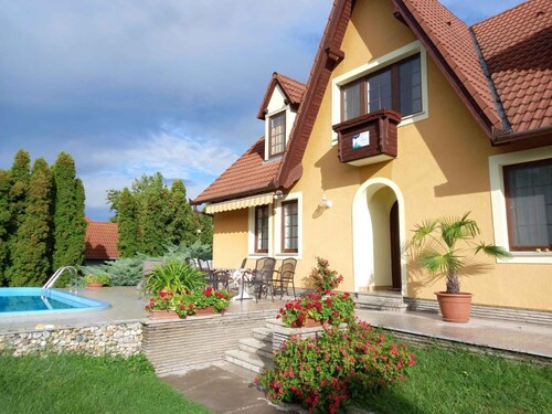 Holiday home with outdoor pool, barbecue and large garden