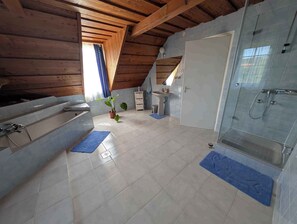 Shower - Holiday home with outdoor pool, barbecue and large garden (Gyenesdiás)