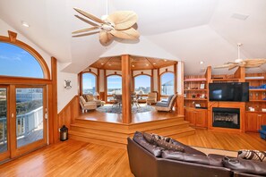 تلفزيون، مدفأة، كرة قدم الطاولة، كُتُب