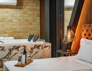 Deluxe Double Room | In-room safe, laptop workspace, iron/ironing board, free WiFi - Hotel One Laureles (Medellín)