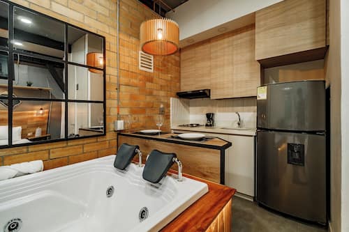 Grand Studio Suite | In-room safe, laptop workspace, iron/ironing board, free WiFi