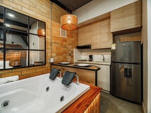 Grand Studio Suite, Jetted Tub | In-room safe, laptop workspace, iron/ironing board, free WiFi - Hotel One Laureles (Medellín)