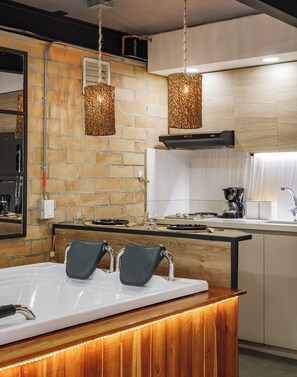 Grand Studio Suite, Hot Tub | In-room safe, laptop workspace, iron/ironing board, free WiFi - Hotel One Laureles (Medellín)