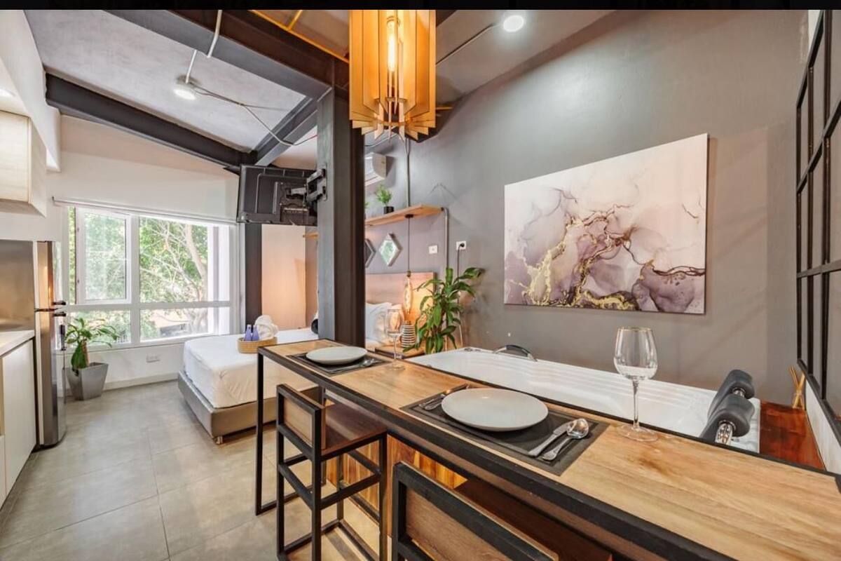 Double Room Deluxe 202 | In-room safe, laptop workspace, iron/ironing board, free WiFi