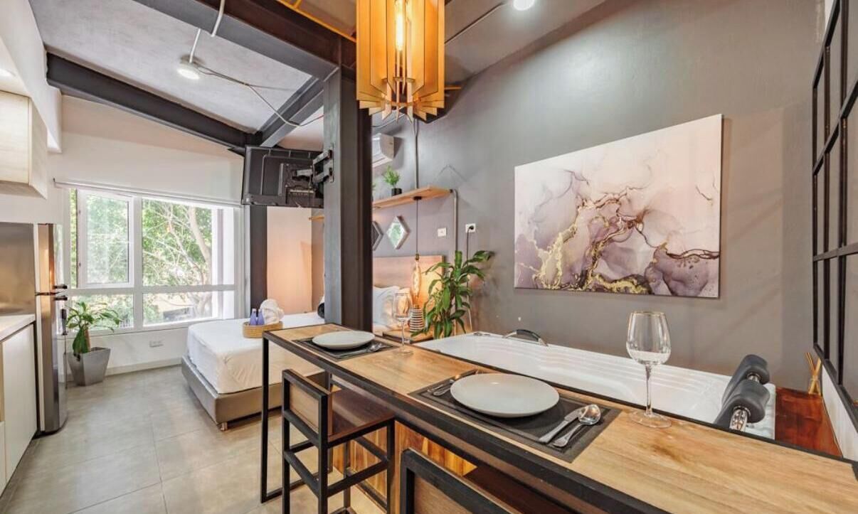 Tweepersoonskamer, bubbelbad | Een kluis op de kamer, een laptopwerkplek, een strijkplank/strijkijzer