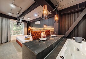 Deluxe Double Room, Hot Tub | In-room safe, laptop workspace, iron/ironing board, free WiFi - Hotel One Laureles (Medellín)