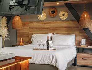 Grand Studio Suite, Hot Tub | In-room safe, laptop workspace, iron/ironing board, free WiFi - Hotel One Laureles (Medellín)