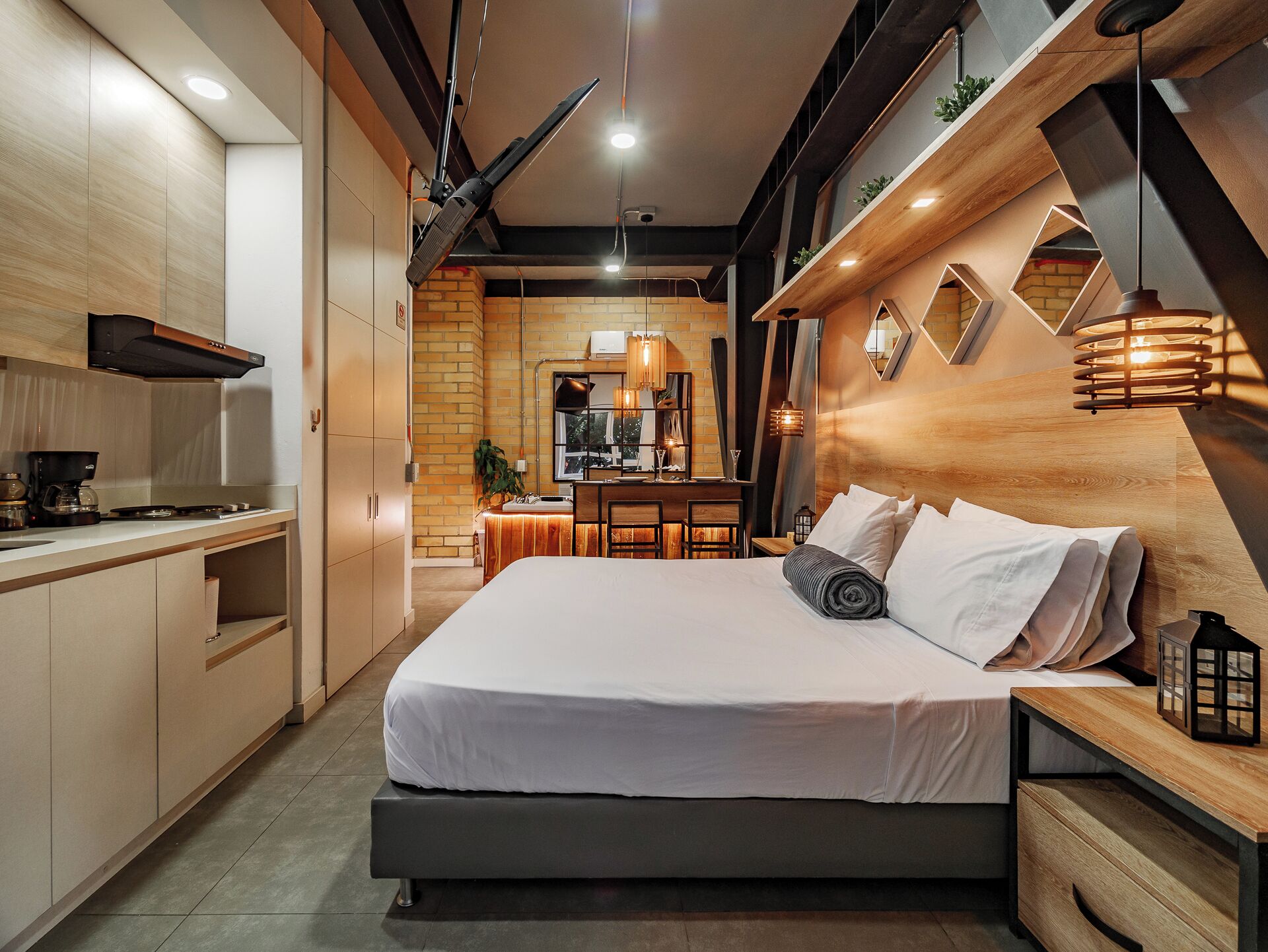 In-room safe, laptop workspace, iron/ironing board, free WiFi