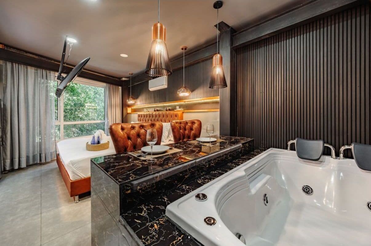 Double Room Deluxe 403 | In-room safe, laptop workspace, iron/ironing board, free WiFi