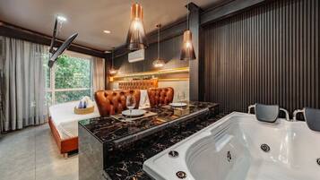 Double Room Deluxe 403 | In-room safe, laptop workspace, iron/ironing board, free WiFi