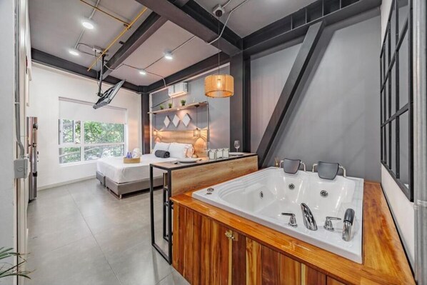 Double Room Deluxe 203 | In-room safe, laptop workspace, iron/ironing board, free WiFi