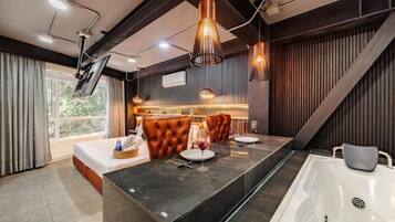 Double Room Deluxe 303 | In-room safe, laptop workspace, iron/ironing board, free WiFi