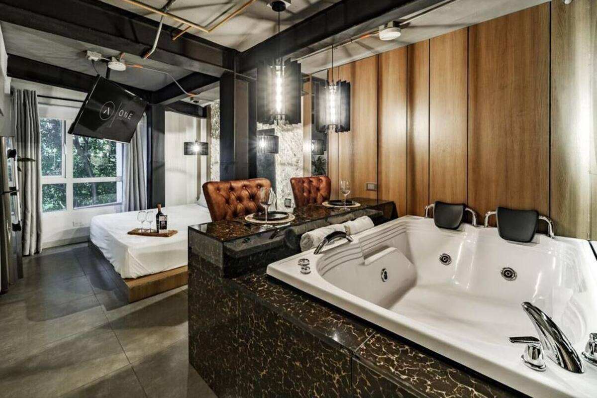 Double Room Deluxe 302 | In-room safe, laptop workspace, iron/ironing board, free WiFi