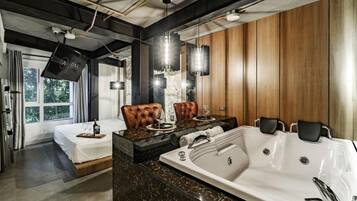 Double Room Deluxe 302 | In-room safe, laptop workspace, iron/ironing board, free WiFi