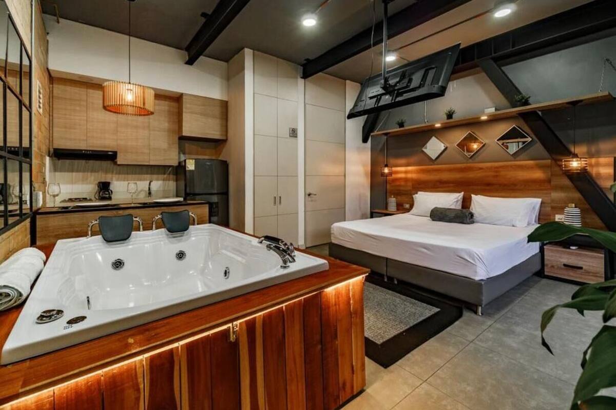 Double Room Deluxe 204 | In-room safe, laptop workspace, iron/ironing board, free WiFi