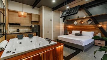 Double Room Deluxe 204 | In-room safe, laptop workspace, iron/ironing board, free WiFi