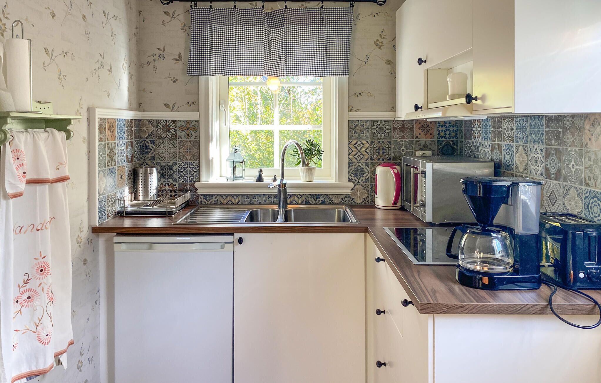 Frigorifero, piano cottura, macchina per tè/caffè