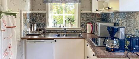 Fridge, stovetop, coffee/tea maker