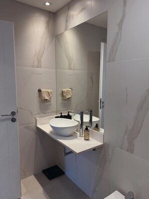 Bidet, Handtücher, Seife, Toilettenpapier