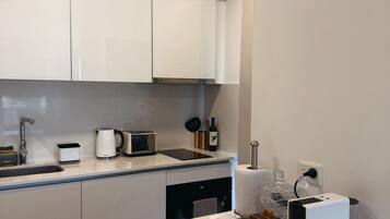 Microondas, horno, placa de cocina