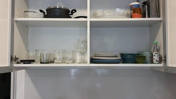 Microondas, horno, placa de cocina