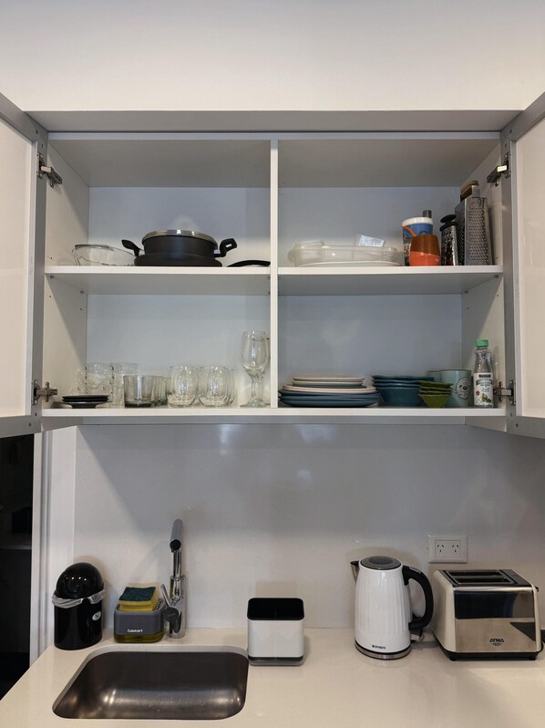 Microondas, horno, placa de cocina