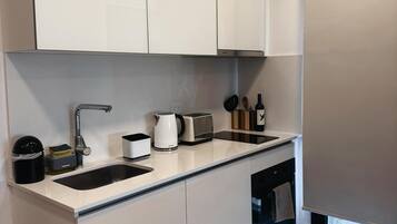 Microondas, horno, placa de cocina