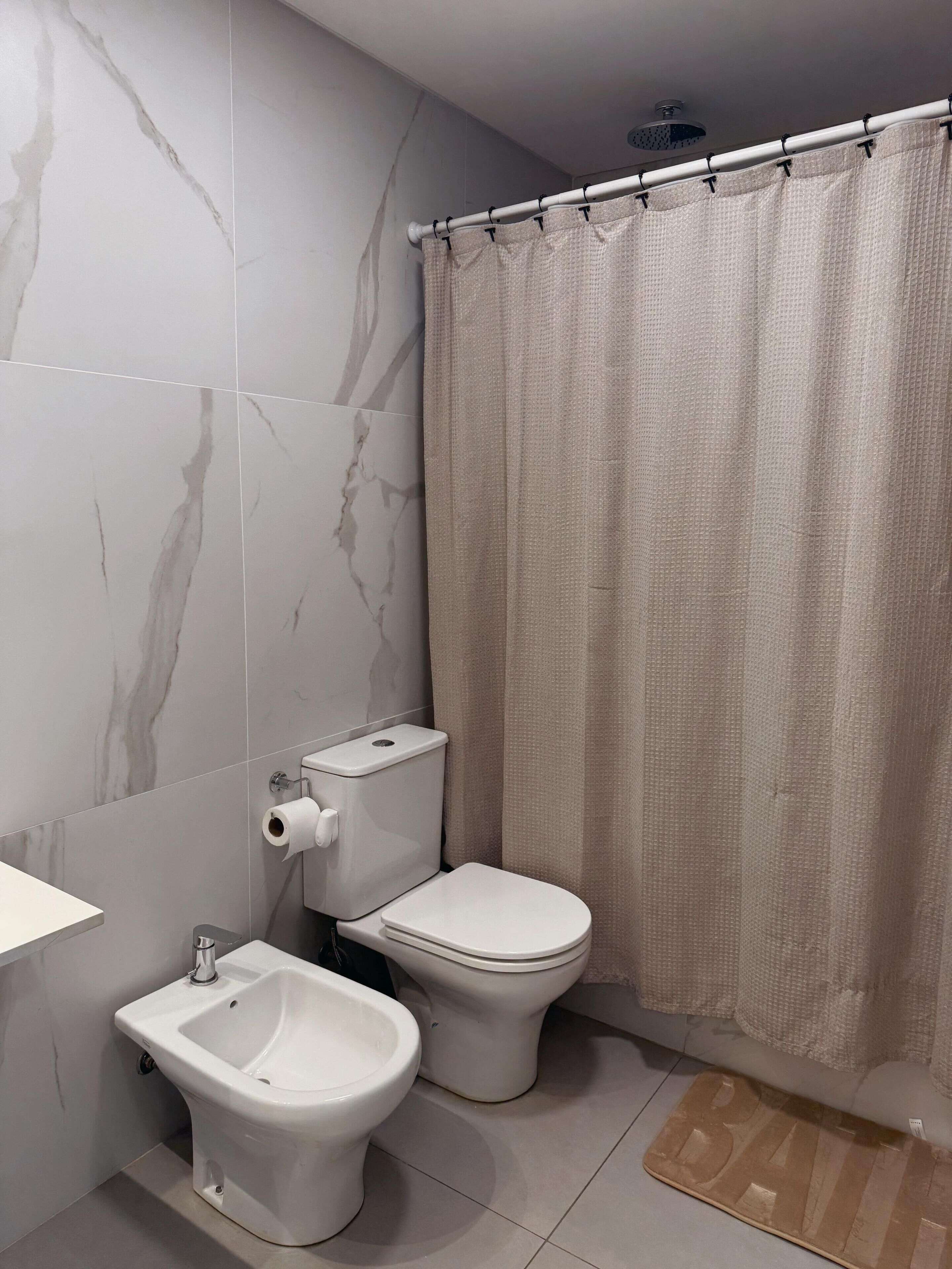 Bidet, serviettes fournies, savon, papier toilette