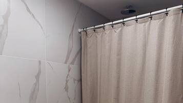 Bidet, toallas, jabón, papel higiénico