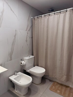 Bidet, toallas, jabón, papel higiénico