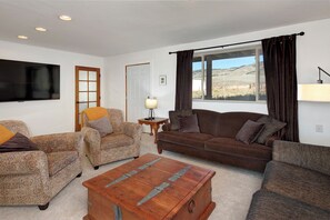 Smart TV, computer monitors - 5 Bedroom Log Cabin with Beautiful Mountain Views - Nearby Resorts (Silverthorne)