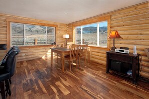 Interior - 5 Bedroom Log Cabin with Beautiful Mountain Views - Nearby Resorts (Silverthorne)