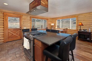Interior - 5 Bedroom Log Cabin with Beautiful Mountain Views - Nearby Resorts (Silverthorne)