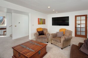 Smart TV, computer monitors - 5 Bedroom Log Cabin with Beautiful Mountain Views - Nearby Resorts (Silverthorne)