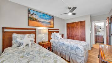 Planxa i posts de planxar, wifi gratuïta i roba de llit