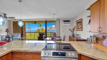 Een koelkast, een microgolfoven, een oven, een kookplaat