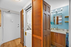 Een douche, een haardroger, handdoeken