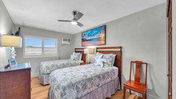 Tabla de planchar con plancha, wifi gratis, ropa de cama