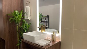 خزنة داخل الغرفة ومكواة/لوح كي