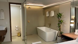 Superior Double Room 105 | Baño | Tina con regadera, toallas, jabón, shampoo