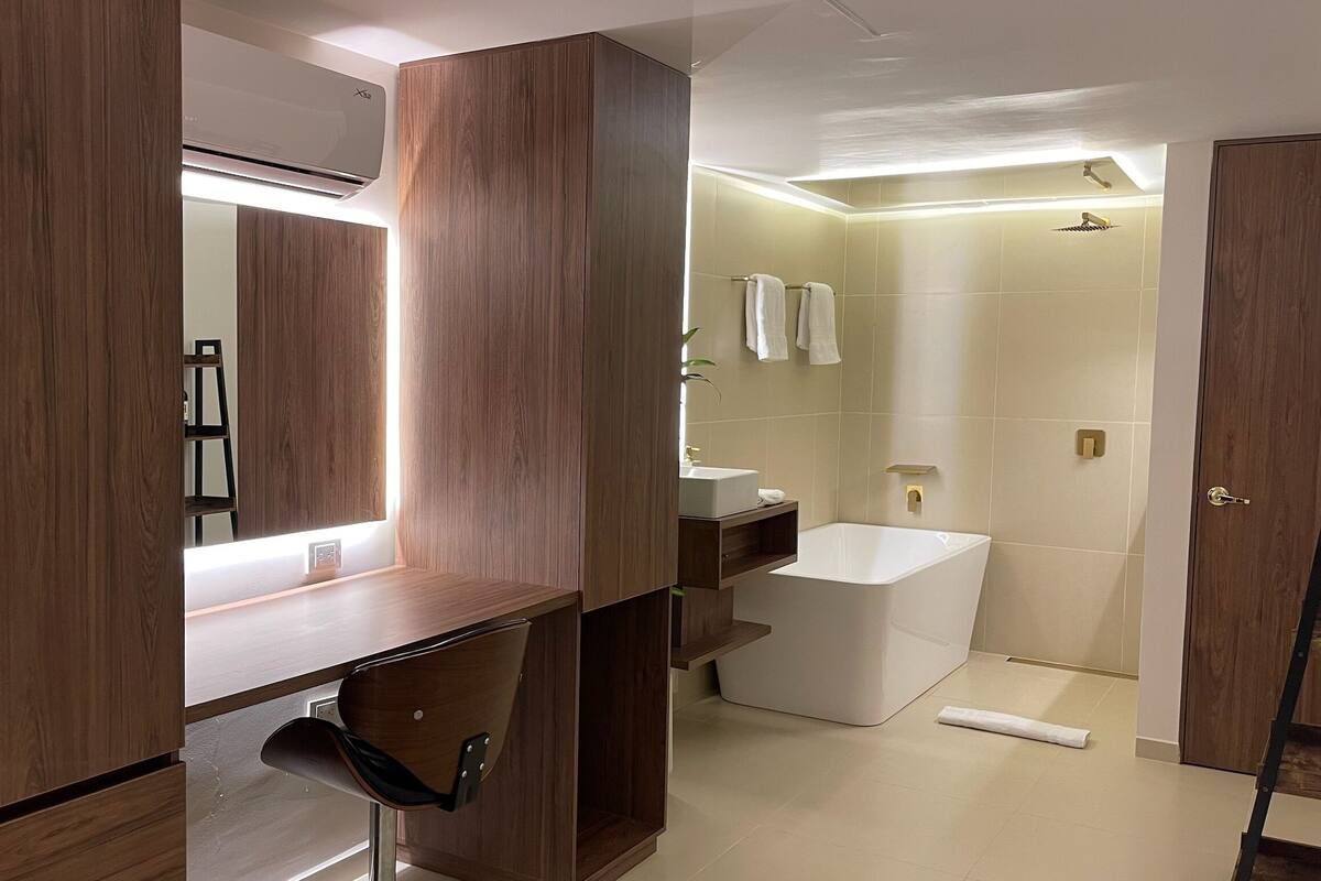 Superior Double Room 102 | Caja de seguridad en la habitación y tabla de planchar con plancha