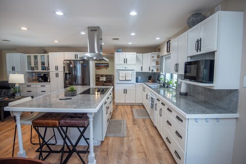 Chic 4-Bed Postmodern: Arizona Getaway for your family/group